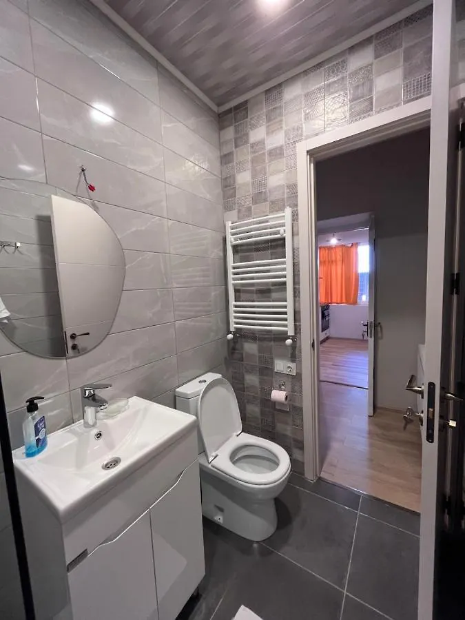 Cozy 2-Bath Apartment Near Fabrika Gruzja